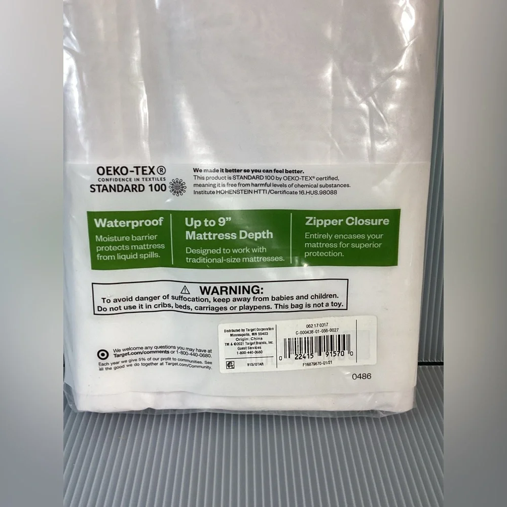 Room Essentials Zippered Mattress Protector - Twin